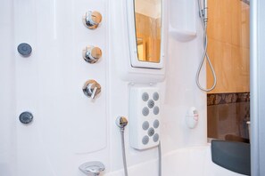 Comfort Two Bedroom Apartment with Balcony | Bruser på badeværelset