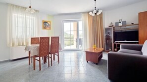 One Bedroom Apartment with Balcony | Oleskelualue | Taulutelevisio, DVD-soitin