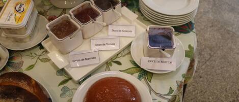 A table with various condiments and a cake.