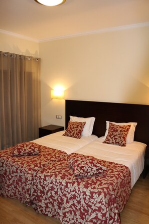 Habitación con 2 camas individuales (1) | Insonorización, camas extra, wifi gratis y ropa de cama 