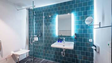 Standaard kamer, 1 queensize bed, toegankelijk voor mindervaliden | Badkamer | Een douche, gratis toiletartikelen, een haardroger, handdoeken