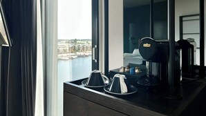 Habitación de hotel con vista a la ciudad y al agua.
