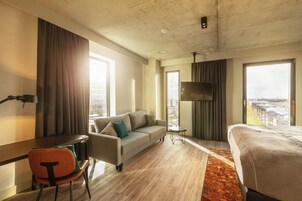 Tallelokero huoneessa, kannettavalle tietokoneelle sopiva työtila