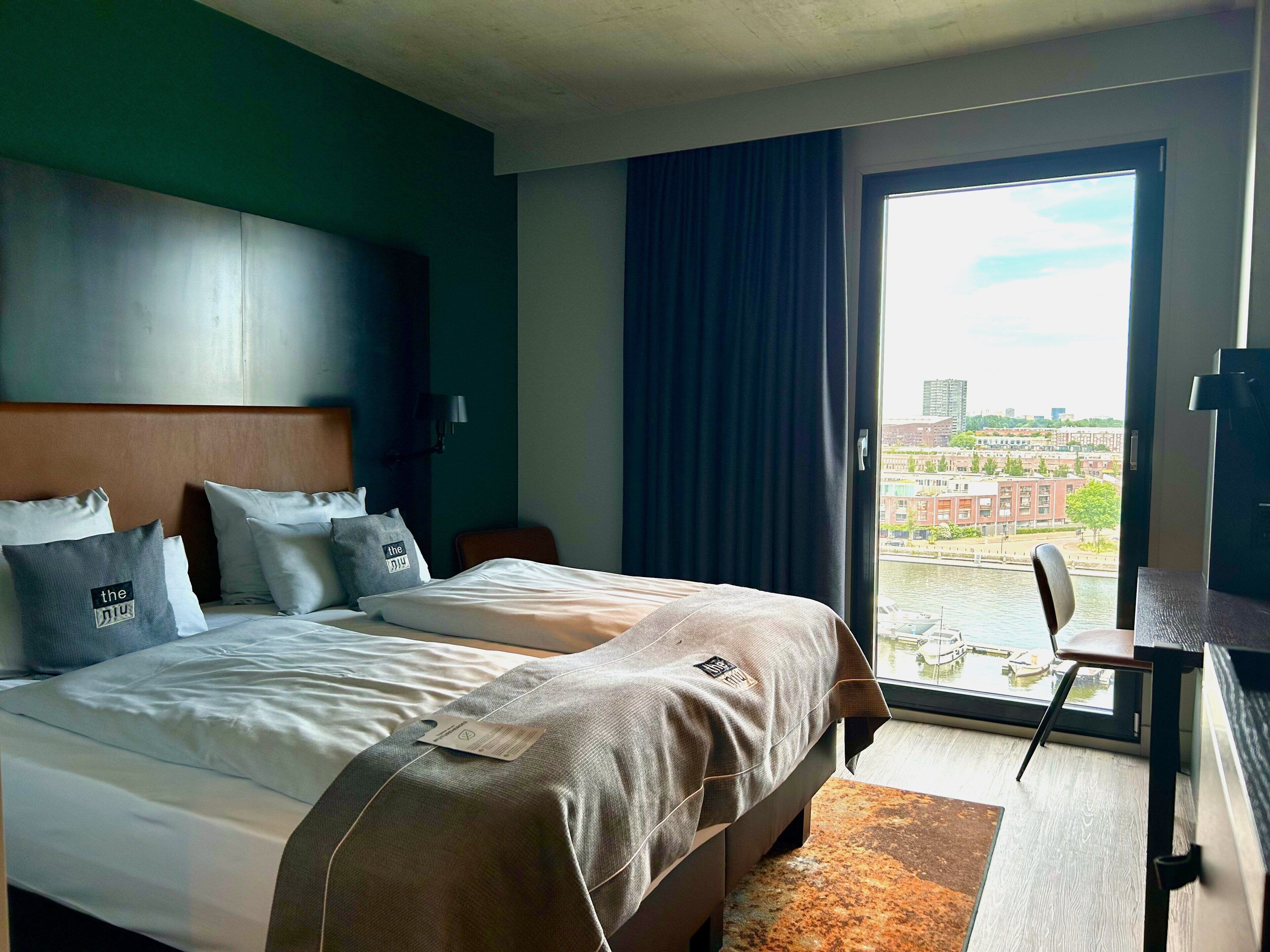 Een kluis op de kamer, een laptopwerkplek, gratis babybedden