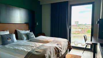 Een kluis op de kamer, een laptopwerkplek, gratis babybedden