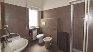 Appartement, 1 chambre | Salle de bain | Douche, douche à « effet pluie », bidet, serviettes fournies