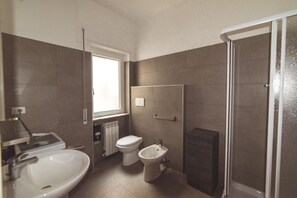 Appartement, 1 chambre | Salle de bain | Douche, douche à « effet pluie », bidet, serviettes fournies