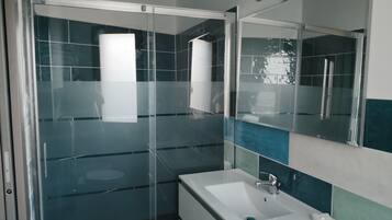 Shower, hair dryer, bidet, towels