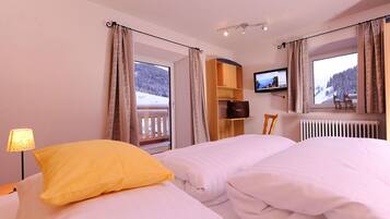 Apartment | 2 bedrooms, in-room safe, blackout drapes, WiFi (free)