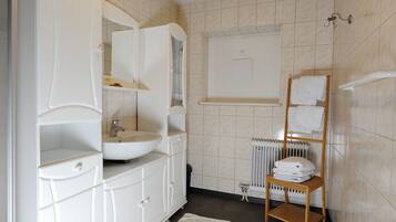 Apartment | Bathroom | Hair dryer, towels, soap, shampoo