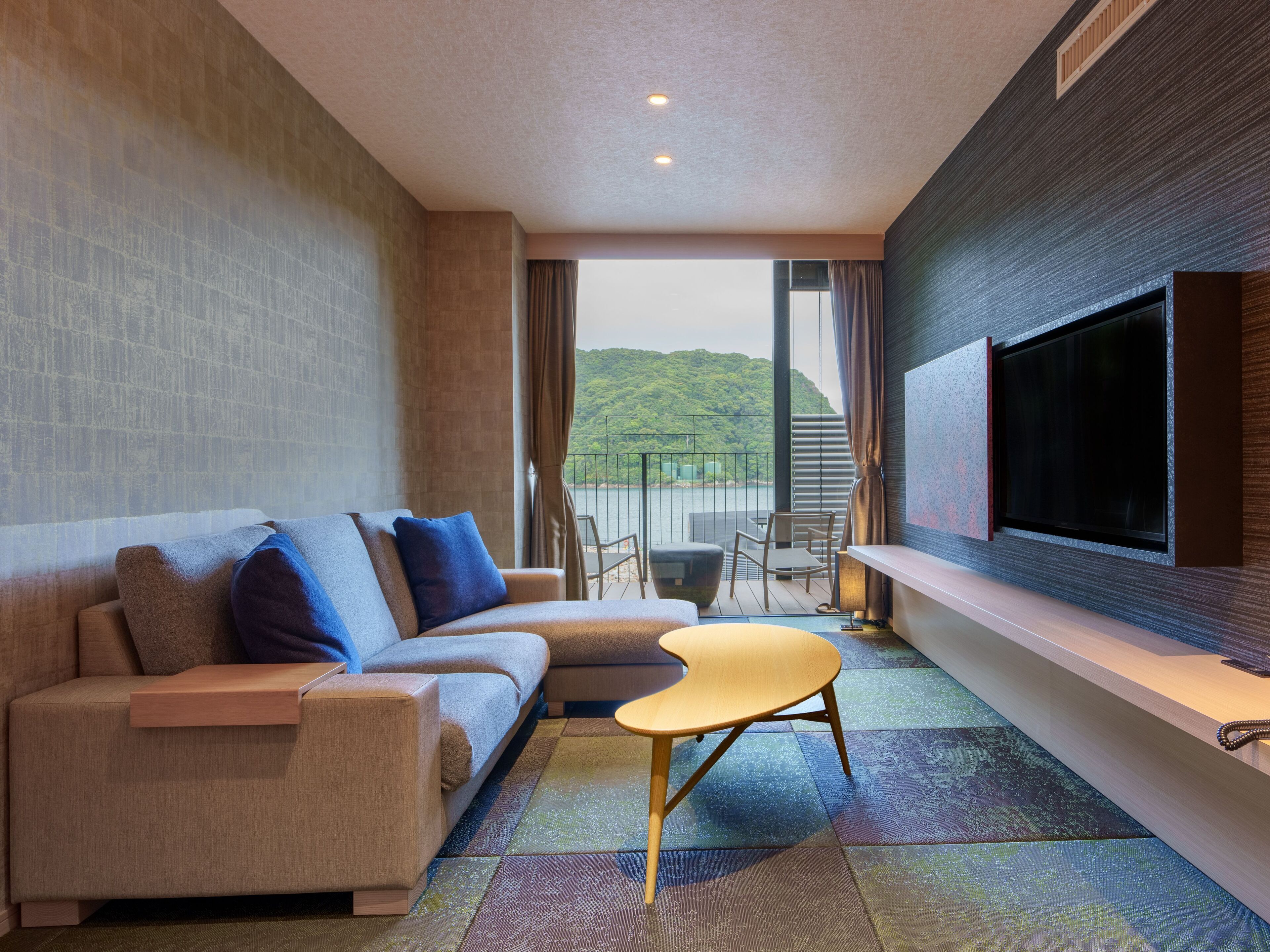 ミニバー、セーフティボックス (室内)、ノートパソコン用作業スペース、遮光カーテン