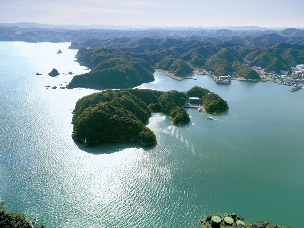 Vista aérea de una zona costera con varias islas pequeñas rodeadas de agua.