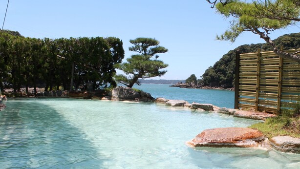 A clear pool with rocks and trees around it. - Kumano-bettei Nakanoshima (Nachikatsuura)