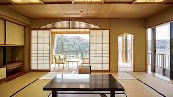 传统客房, 海洋景观, 转角 (Japanese Style, 6 Guests) | 迷你吧、客房内保险箱、笔记本电脑工作区、遮光窗帘