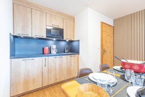 Fridge, microwave, dishwasher, coffee/tea maker