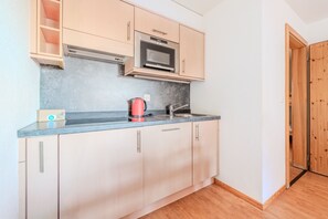 Réfrigérateur, micro-ondes, plaque de cuisson, lave-vaisselle