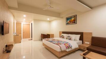 Egyptian cotton sheets, premium bedding, in-room safe, desk