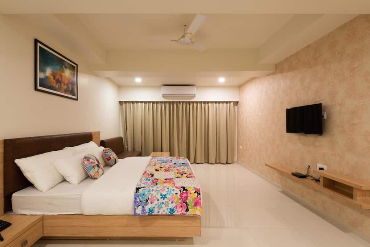 Deluxe Room | Egyptian cotton sheets, premium bedding, in-room safe, desk