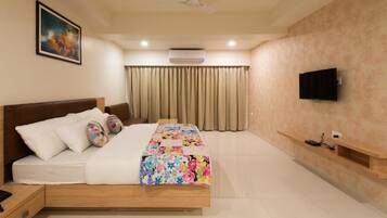 Deluxe Room | Egyptian cotton sheets, premium bedding, in-room safe, desk