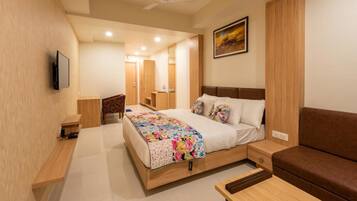 Egyptian cotton sheets, premium bedding, in-room safe, desk