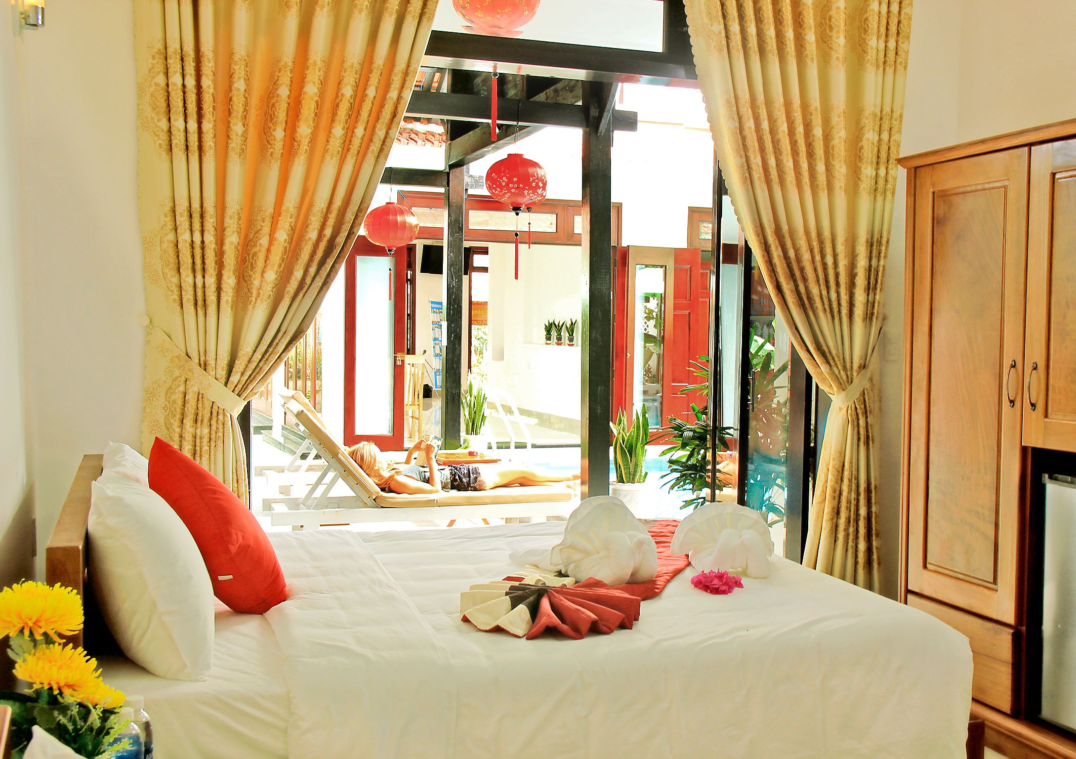 Minibar, desk, free WiFi