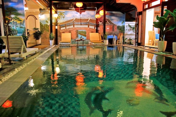 Piscine extérieure, chaises longues