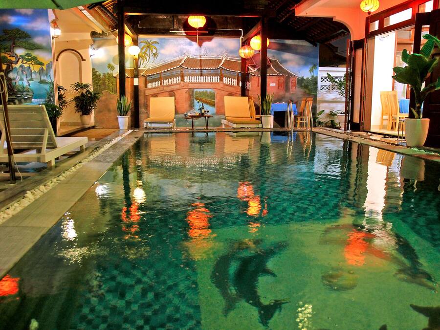 Utendørsbasseng og solsenger