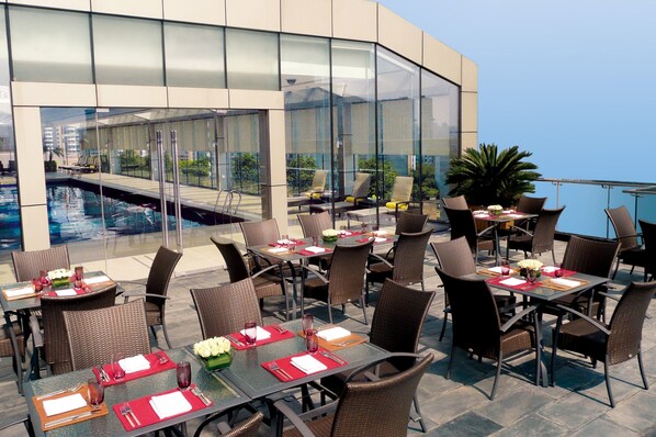 Bar en bord de piscine