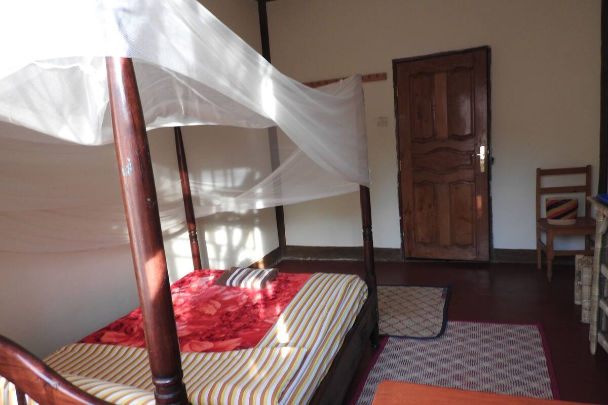 Desk, iron/ironing board, rollaway beds (surcharge), WiFi (free)
