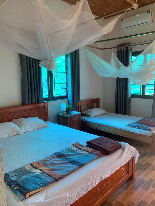 Kahden hengen perhehuone (yksi tai kaksi sänkyä), 1 makuuhuone | Ylelliset vuodevaatteet, tallelokero huoneessa, työpöytä