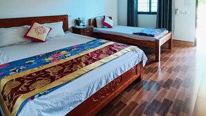 Family Double or Twin Room, 1 Bedroom | Peralatan tempat tidur premium, peti besi dalam bilik, meja 