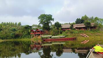 Premium bedding, in-room safe, desk, laptop workspace