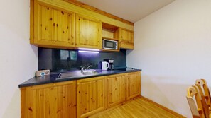 Kjøleskap, mikrobølgeovn, oppvaskmaskin og kaffetrakter/tekoker