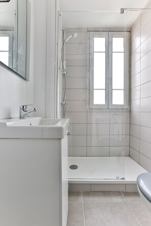 SĂšche-cheveux, serviettes fournies, papier toilette