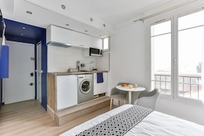 Réfrigérateur, micro-ondes, plaque de cuisson, cafetiÚre/bouilloire