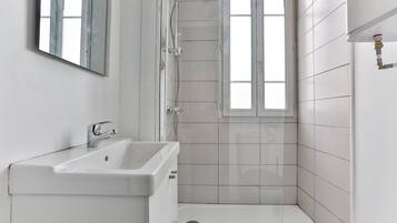 SĂšche-cheveux, serviettes fournies, papier toilette