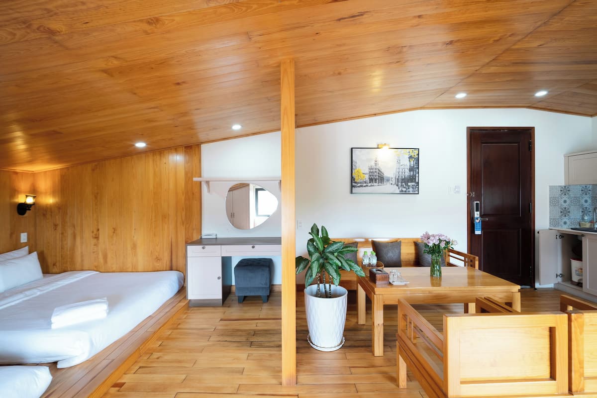 Luxe penthouse, terras | 1 slaapkamer, luxe beddengoed, een minibar, een bureau