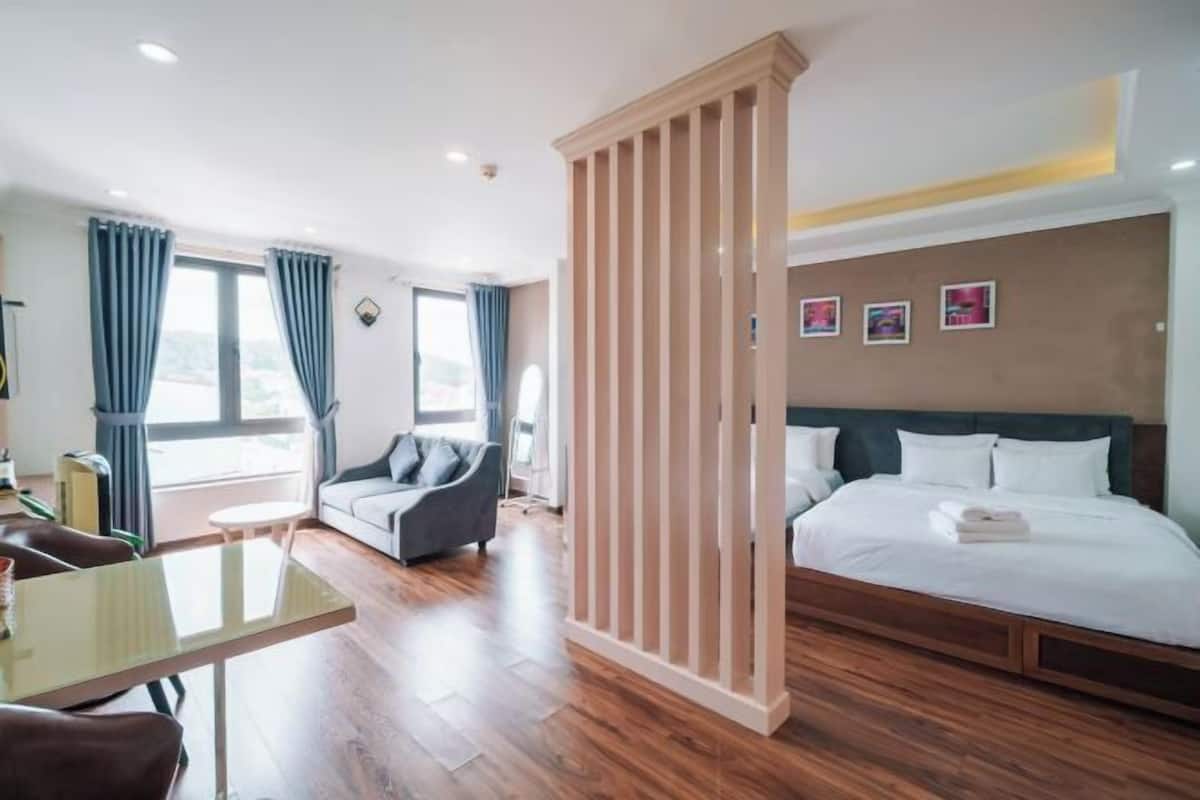 1 bedroom, premium bedding, minibar, desk