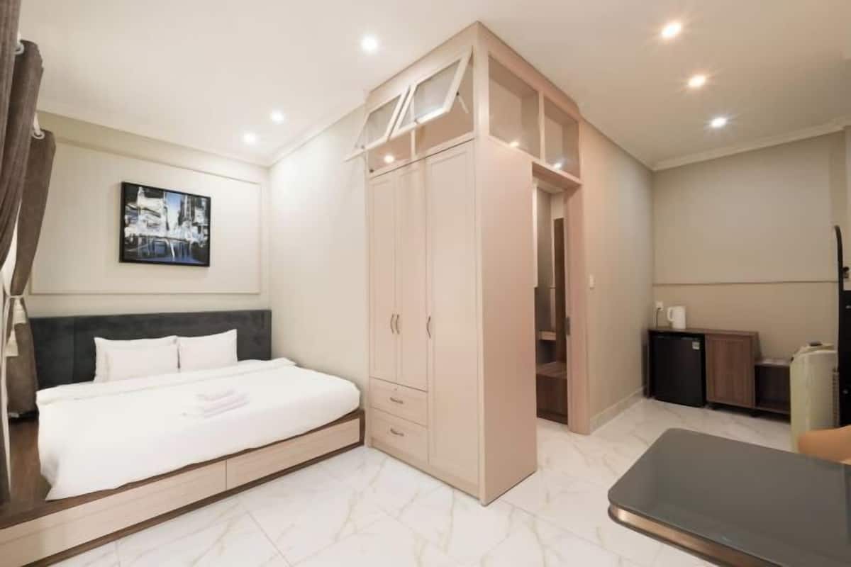1 bedroom, premium bedding, minibar, desk
