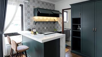 Suite estudio familiar (Twin) | Baño | Amenidades de baño gratuitas, secadora de cabello, pantuflas, bidet