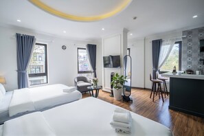 Familie-studiosuite (Twin) | Sengetøy av topp kvalitet, minibar og skrivebord
