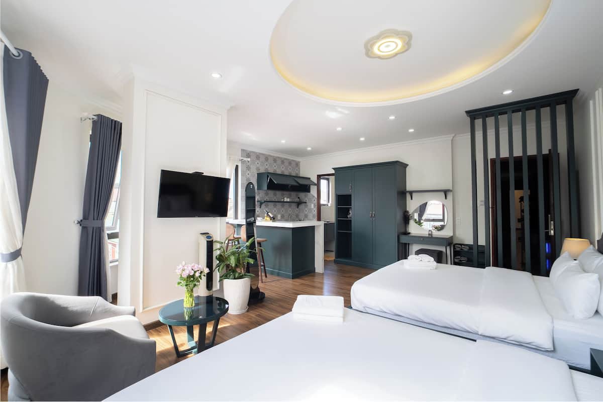Familie studio suite (Twin) | 1 slaapkamer, luxe beddengoed, een minibar, een bureau