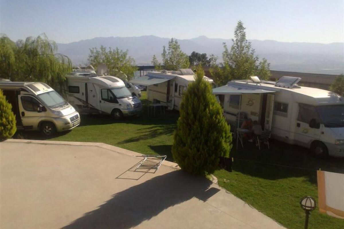 Caravan Space | Iron/ironing board (on request), free WiFi, bed sheets