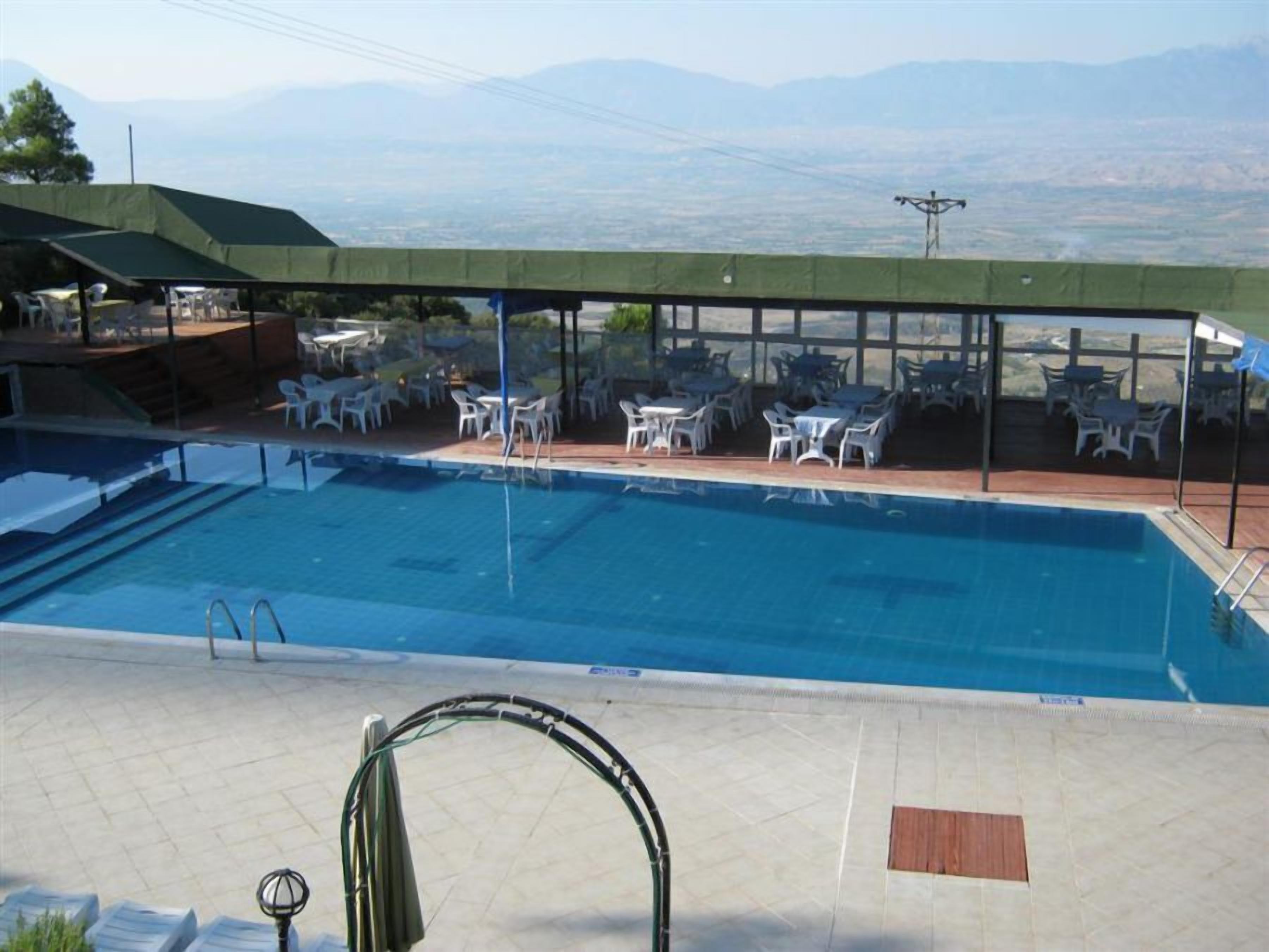Een buitenzwembad, parasols voor strand/zwembad
