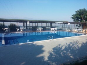 Outdoor pool, open 9:00 AM to 9:00 PM, pool umbrellas, pool loungers - Tepe Camping (Denizli)