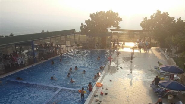 Una piscina al aire libre (de 09:00 a 21:00), sombrillas, tumbonas