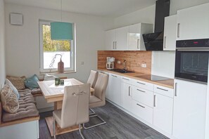 Apartamento | Cozinha privada | Geladeira grande, fogão, cooktop, chaleira elétrica