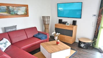 Apartment | Wohnbereich | 40-Zoll-Fernseher mit Satellitenempfang