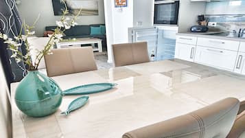 Marina MĂŒritz Apartment | Eigene KĂŒche | GroĂer KĂŒhlschrank, Ofen, Herdplatte, Wasserkocher