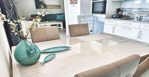 Appartement | Privékeuken | Een koelkast met diepvriezer, een oven, een kookplaat, een waterkoker